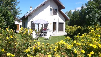 Maison individuelle 8 pers à louer dans un ensemble de plusieurs gites au centre du petit village de Corrençon en Vercors