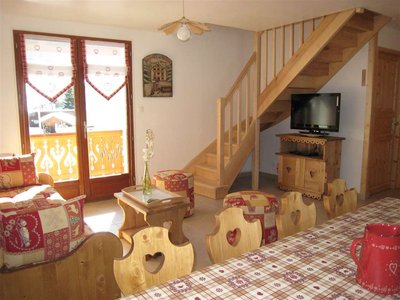 Salon & escalier d'accès chambres duplex