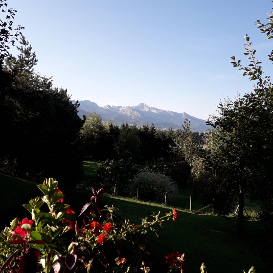 Les montagnes vues du gîte en été.