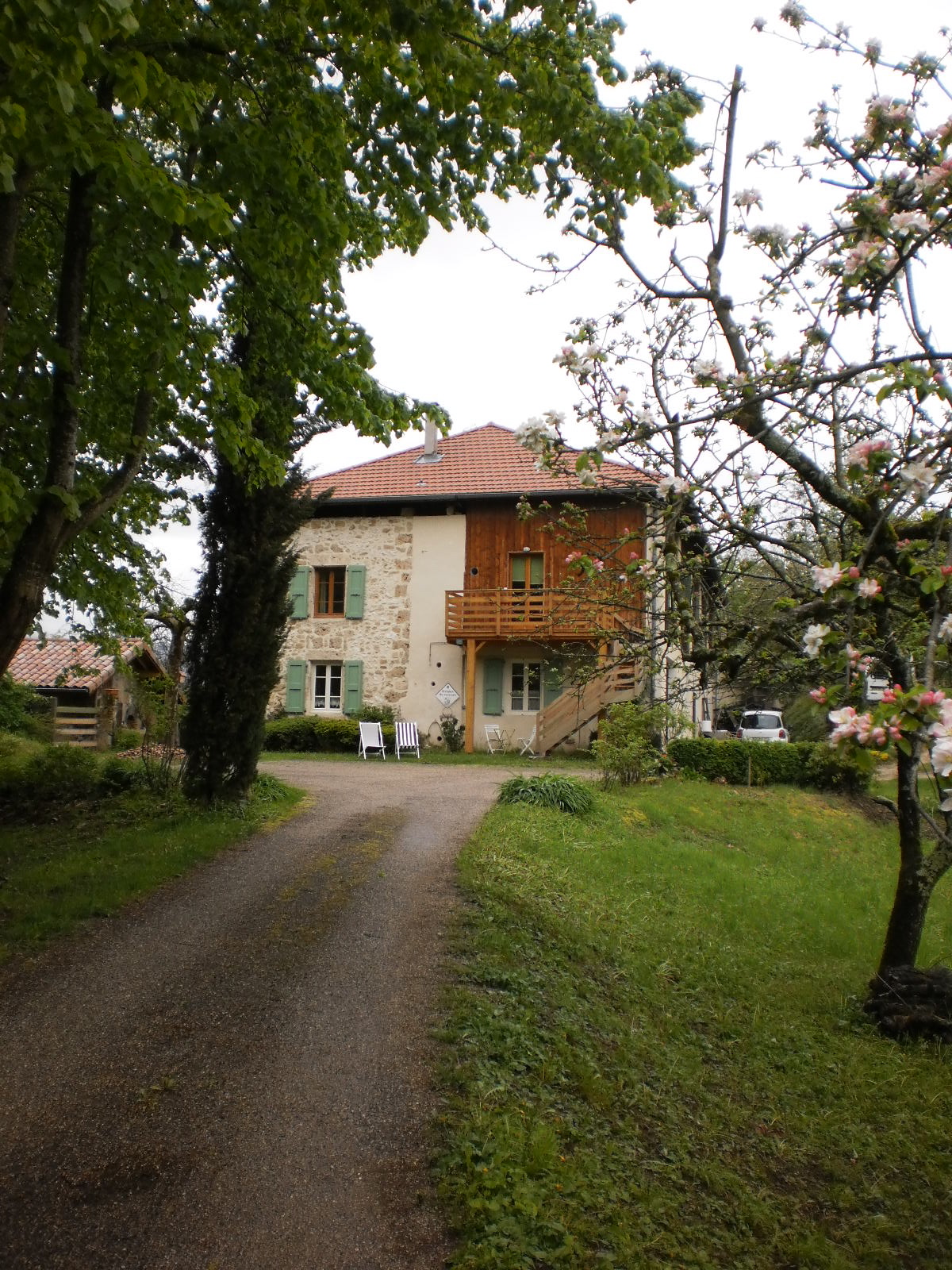 Vue du Chemin avec le gîte à l'étage