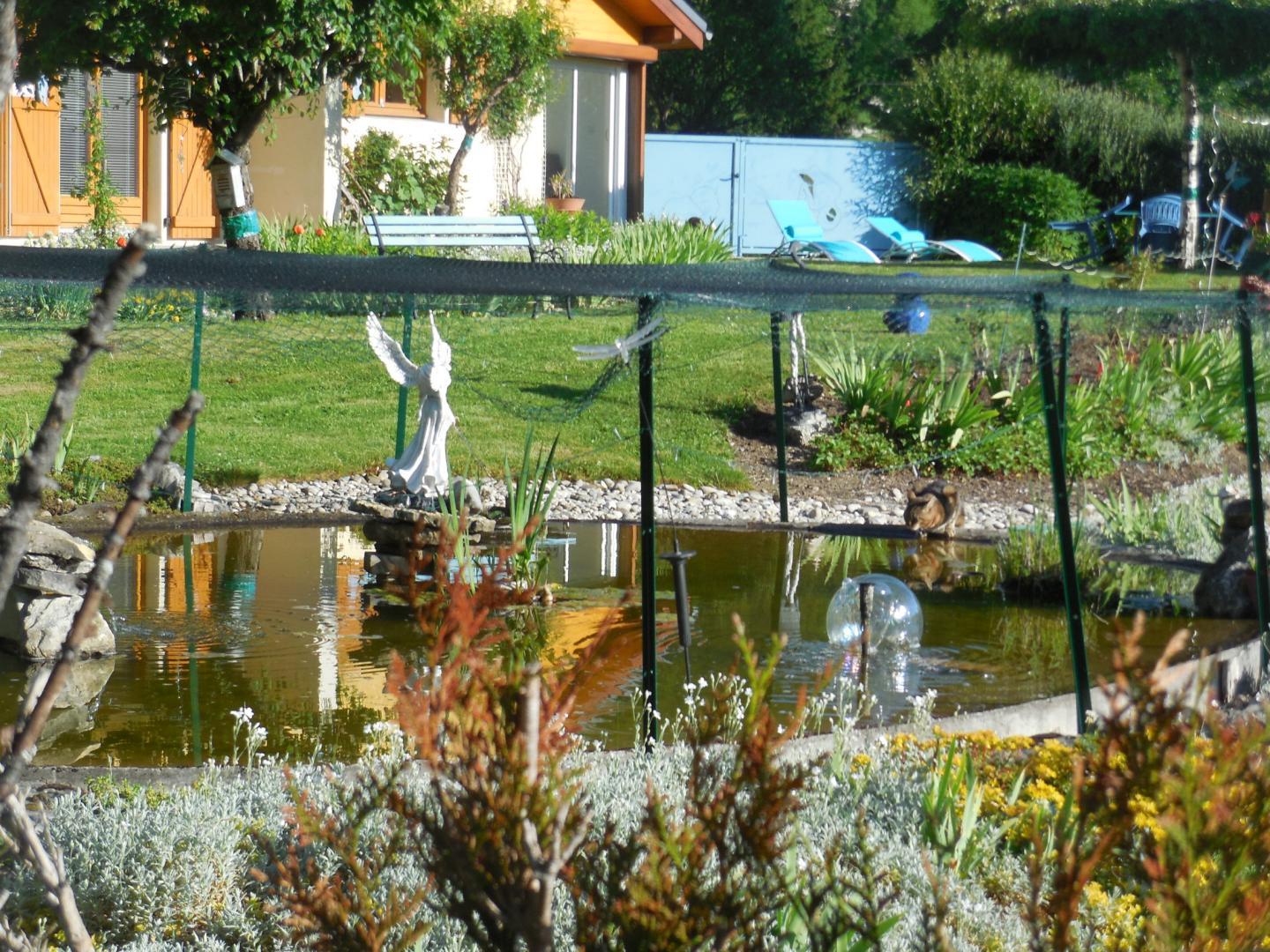 Fée des eaux, veille sur petit plan d'eau de source.