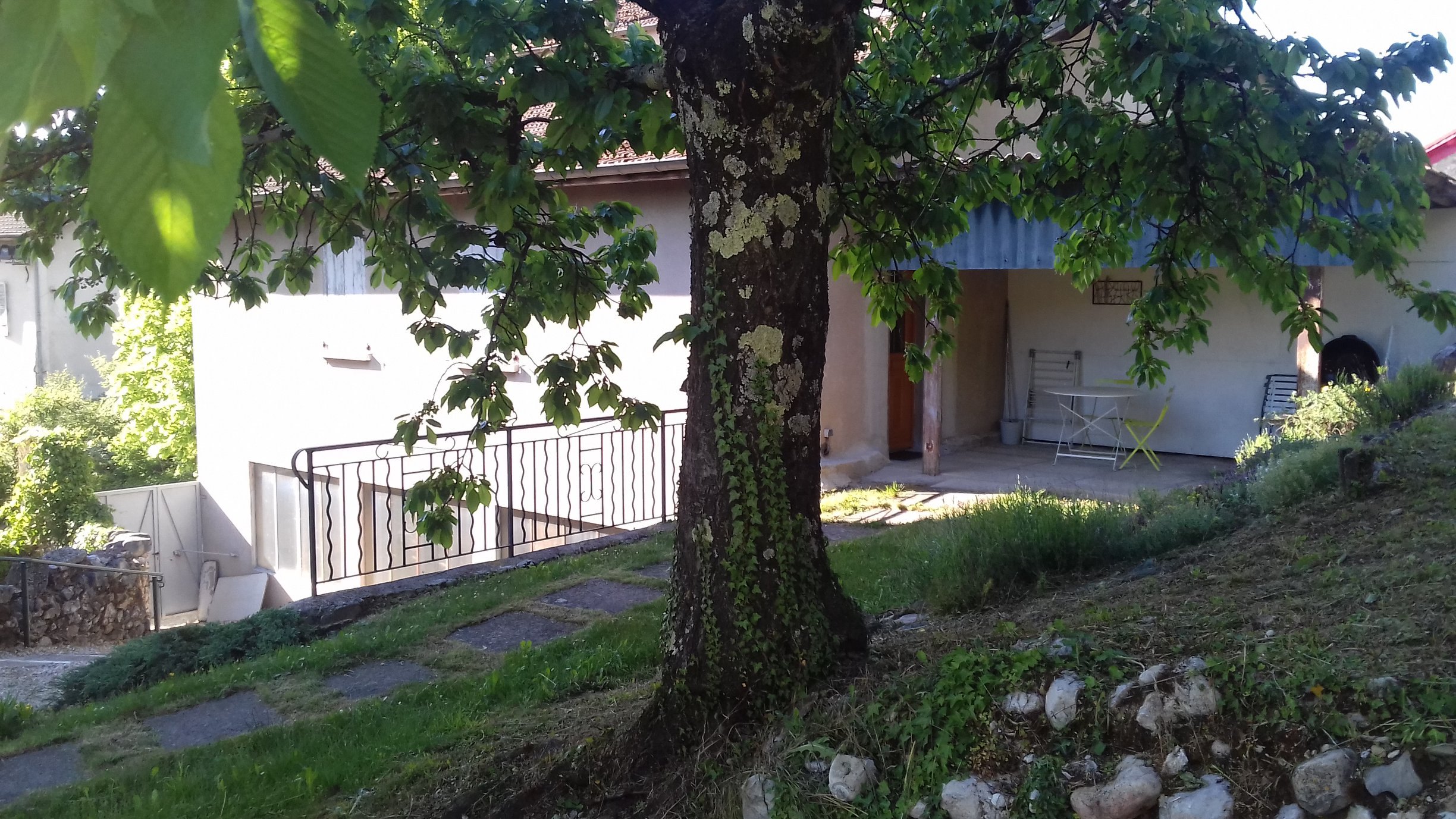 A l'ombre devant le gite côté jardin