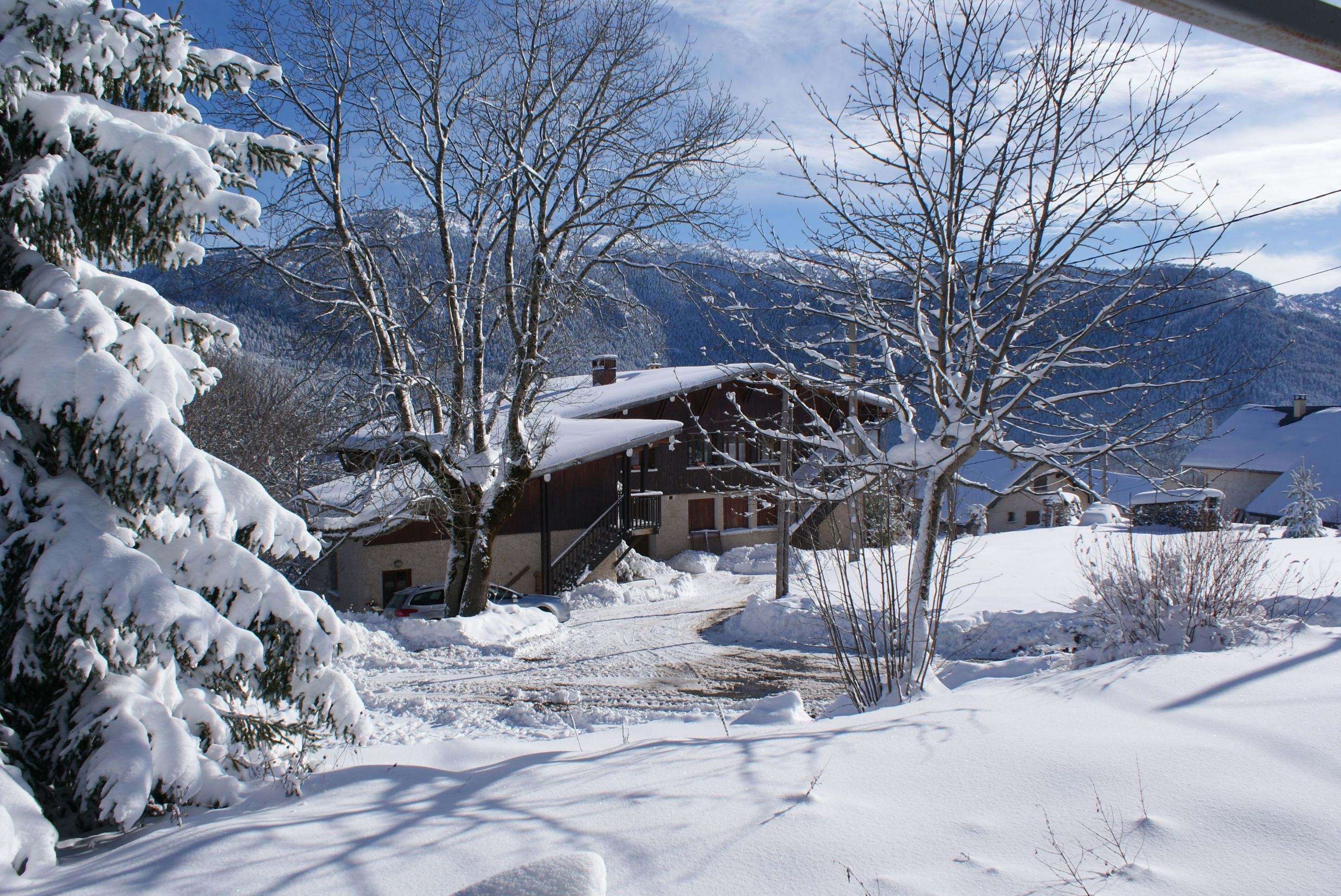 Vue extérieure enneigée depuis le gîte