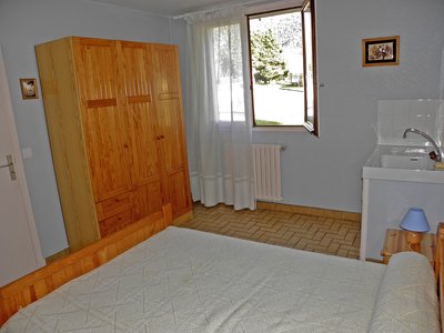 chambre avec un lit double