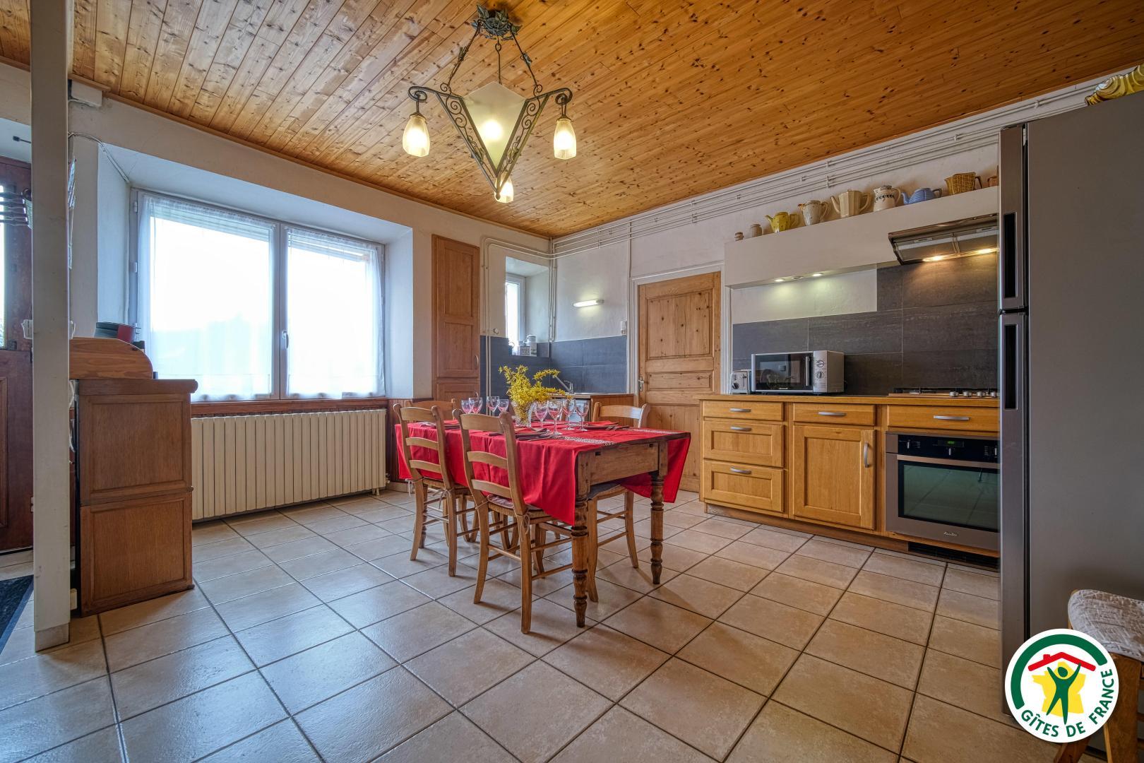 L'entrée du gîte donnant sur la cuisine équipée