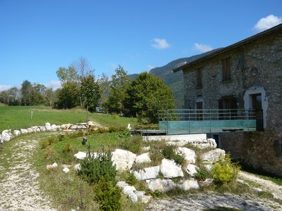 L'entrée du gîte le Bissotet à Saint Agnan en Vercors par une petite passerelle