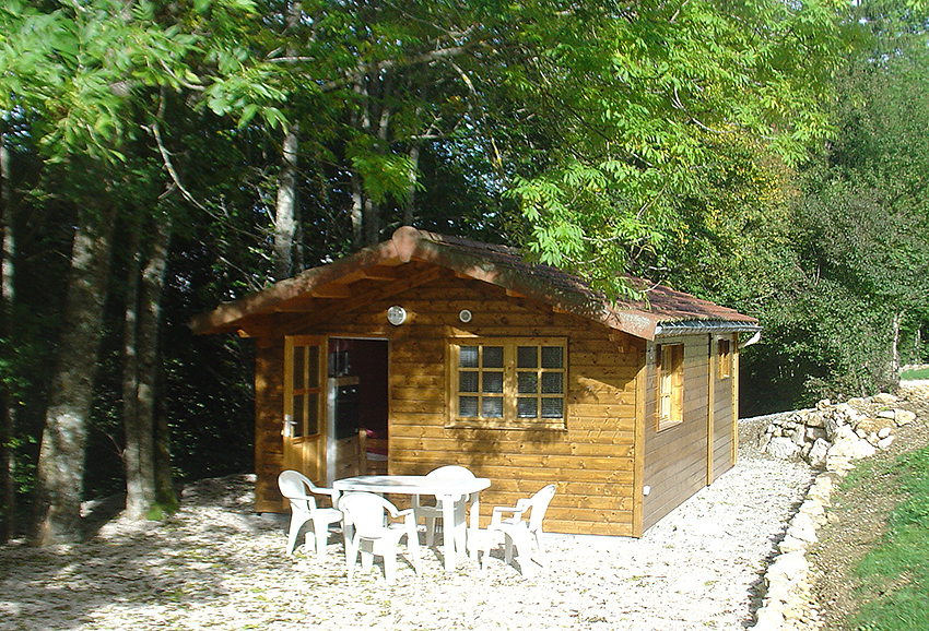 Vue sur le petit chalet avec sa table de jardin du gîte les Sources - Saint Julien en Vercors