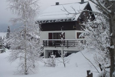 chalet sous la neige