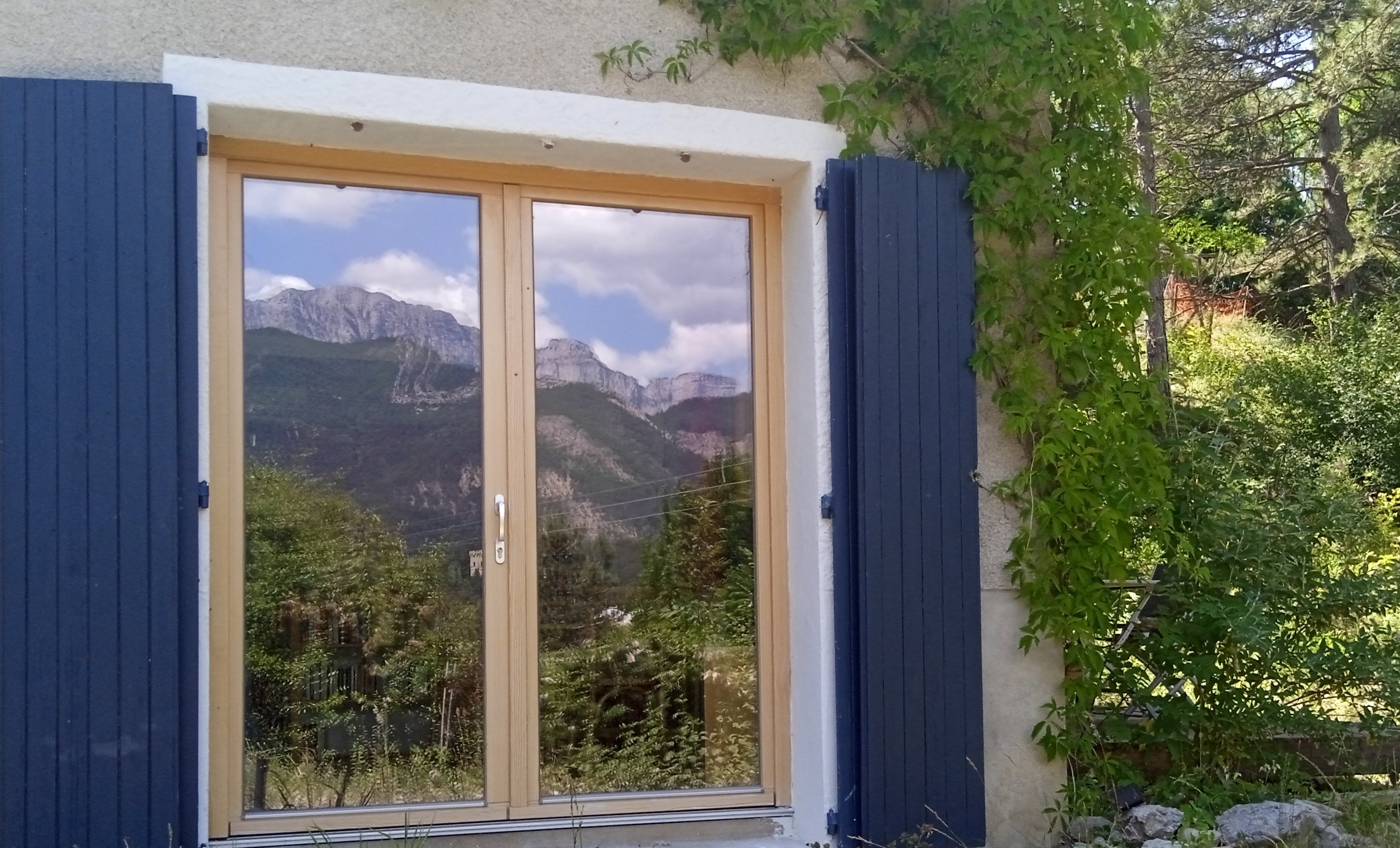 Reflet de la fenêtre avec vue montagne