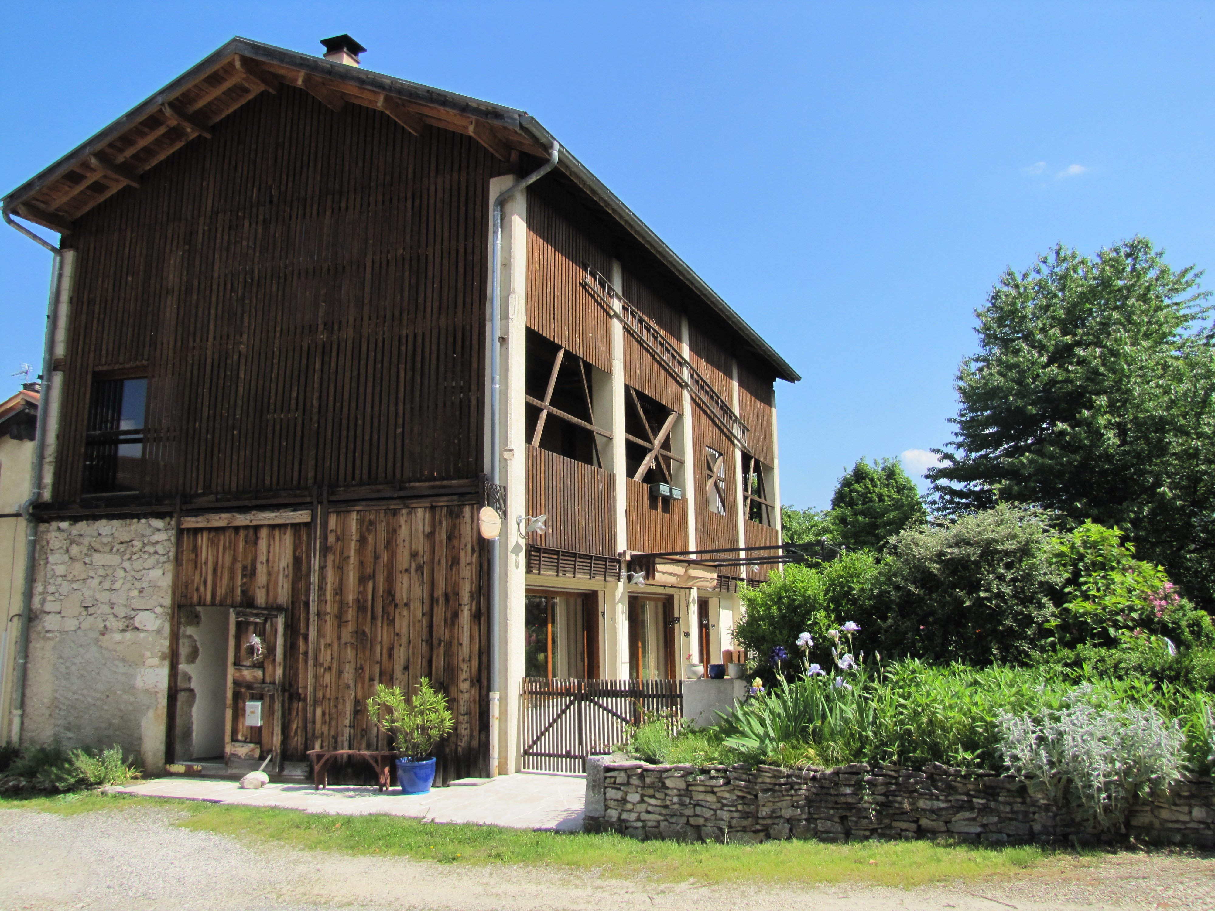 Vue de l'ancien séchoir à noix rénové où sont présentes les 2 chambre d'hôtes le séchoir à noix