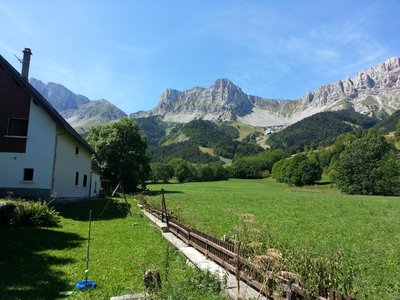 Vue imprenable sur la chaine du Vercors; Grand Veymont, aiguillette, roches rousses, roches blanches, ...