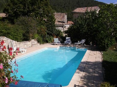 Piscine avec ses plages ombragées ou très ensoleillées.