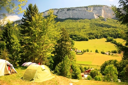 Vue sur les falaises depuis le camping La Porte St Martin