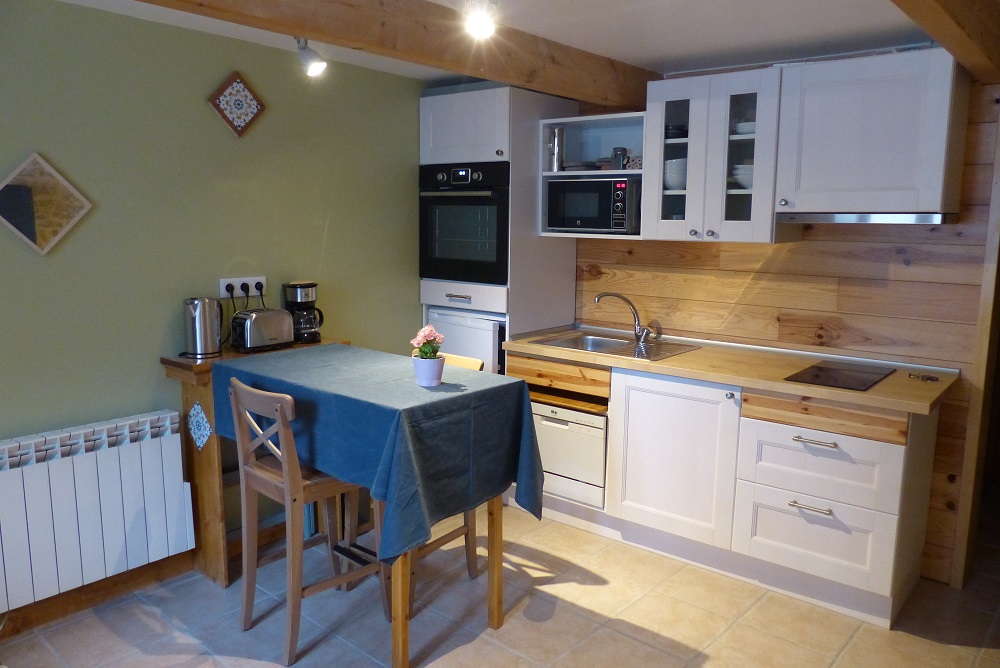 lave-vaisselle, four, micro-onde, plaques vitro-céramiques