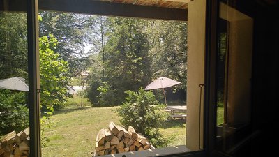 vue fenêtre séjour côté sud gîte les aubépines