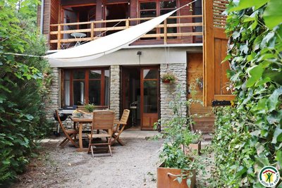 Entrée du gîte, avec terrasse privative et salon de jardin