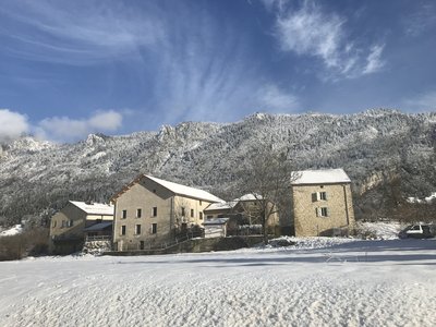 Vue du gîte l'escale et son hameau sous la neige à Saint Agnan en Vercors