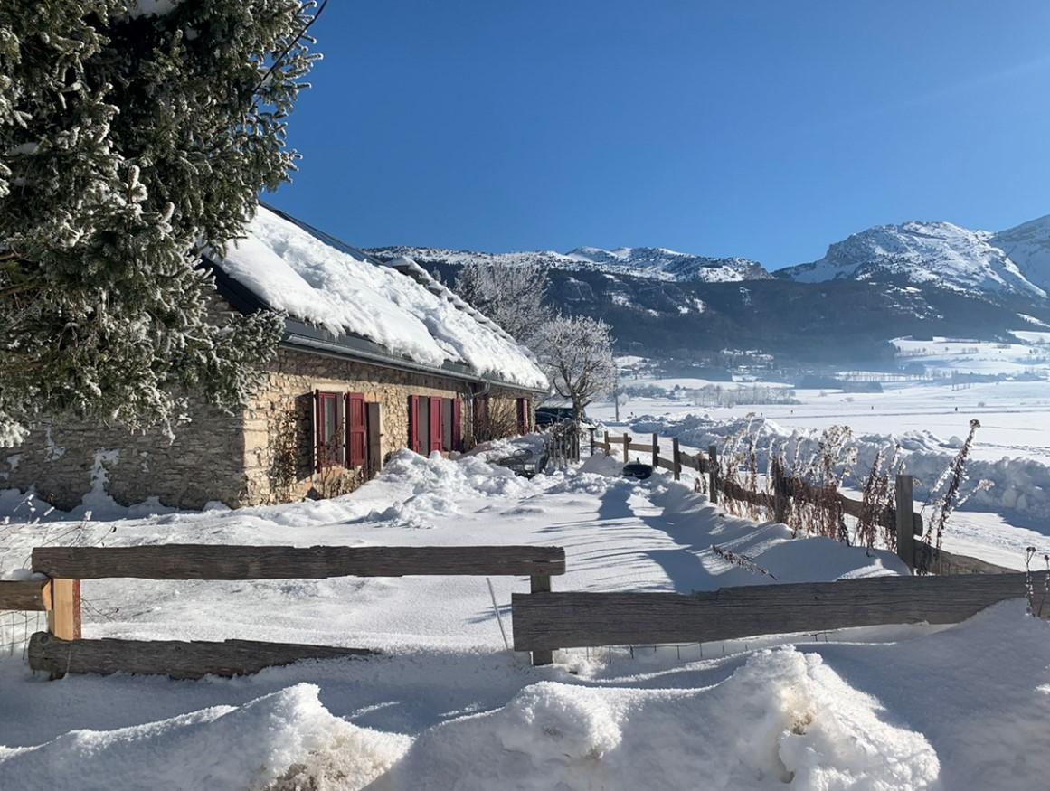 la maison une belle journée d'hiver