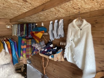 La petite boutique de Mohair en Vercors. Vous y trouverez des chaussettes des pulls, des châles, des écharpes, des [...]