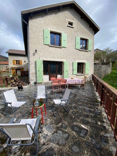 La terrasse plein sud de la Maison du Poète à Saint Agnan en Vercors