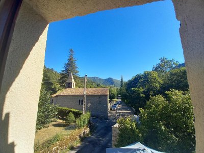 La vue depuis la porte d'entrée du gîte