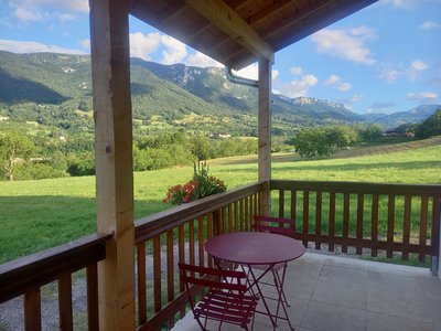 Terrasse bien exposée du Gite la Maldina à Oriol en Royans