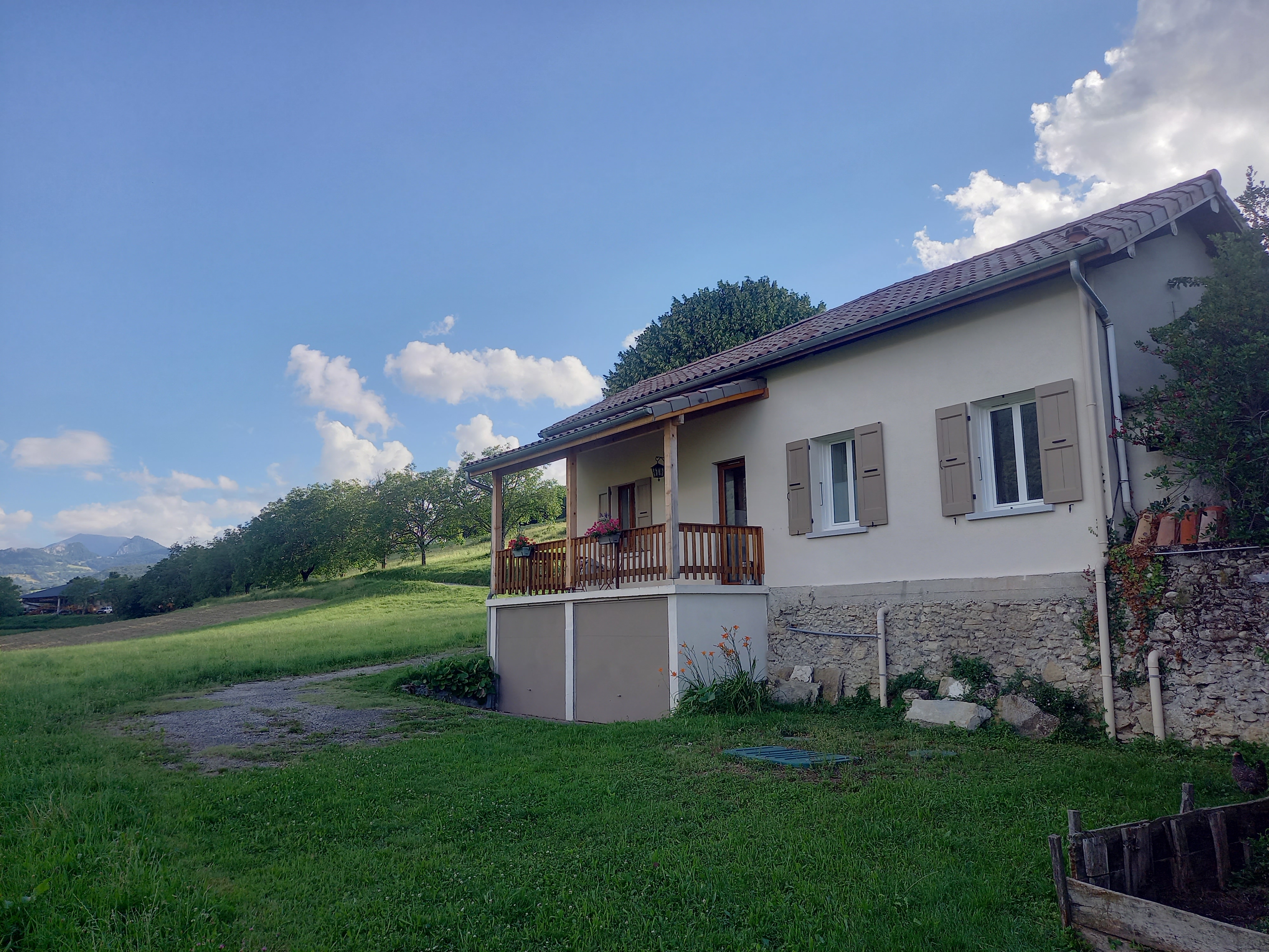 Vue extérieure du Gîte la Maldina à Oriol en Royans depuis le champ