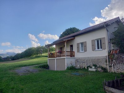 Vue extérieure du Gîte la Maldina à Oriol en Royans depuis le champ