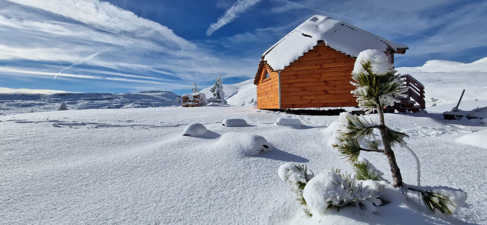 Étoilécime-chambre insolite sous la neige en hiver sous un grand ciel bleu