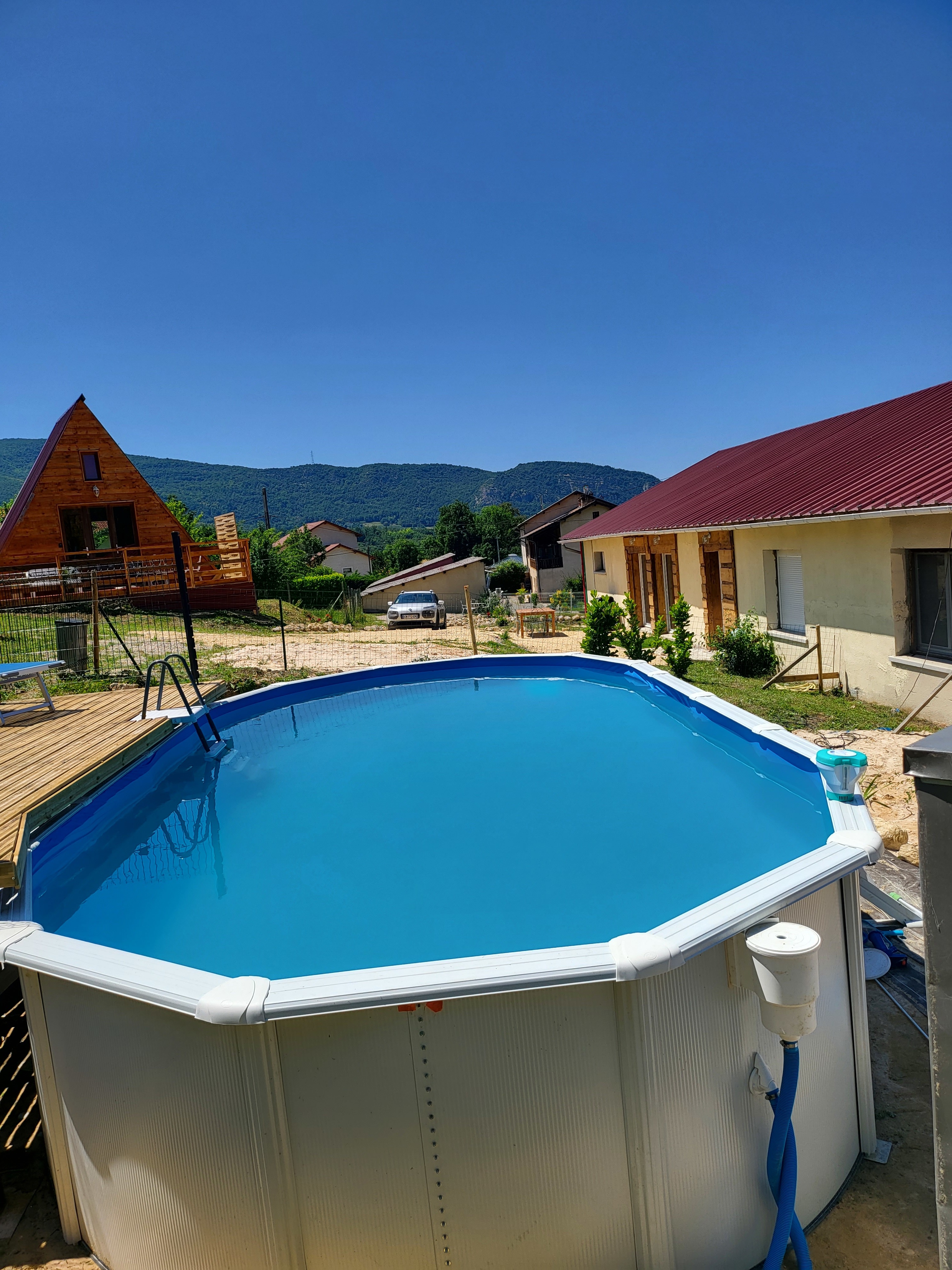 Les chambres d'hôte Le bonheur du royans propose une piscine extérieure ouverte en saison.