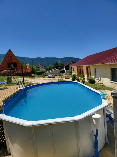 Les chambres d'hôte Le bonheur du royans propose une piscine extérieure ouverte en saison.