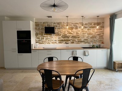 Cuisine avec mur en pierres apparentes au Gîte des Nines à La Chapelle en Vercors