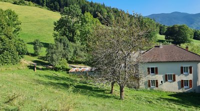 Vue du gîte de la Berthuinière entourée de prés