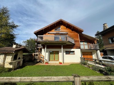 Vue de la maison, le gîte est au rez-de-chaussée.