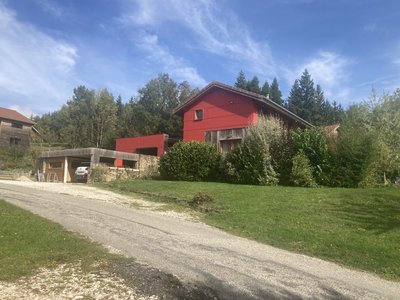 Studio mitoyen à la maison des propriétaires