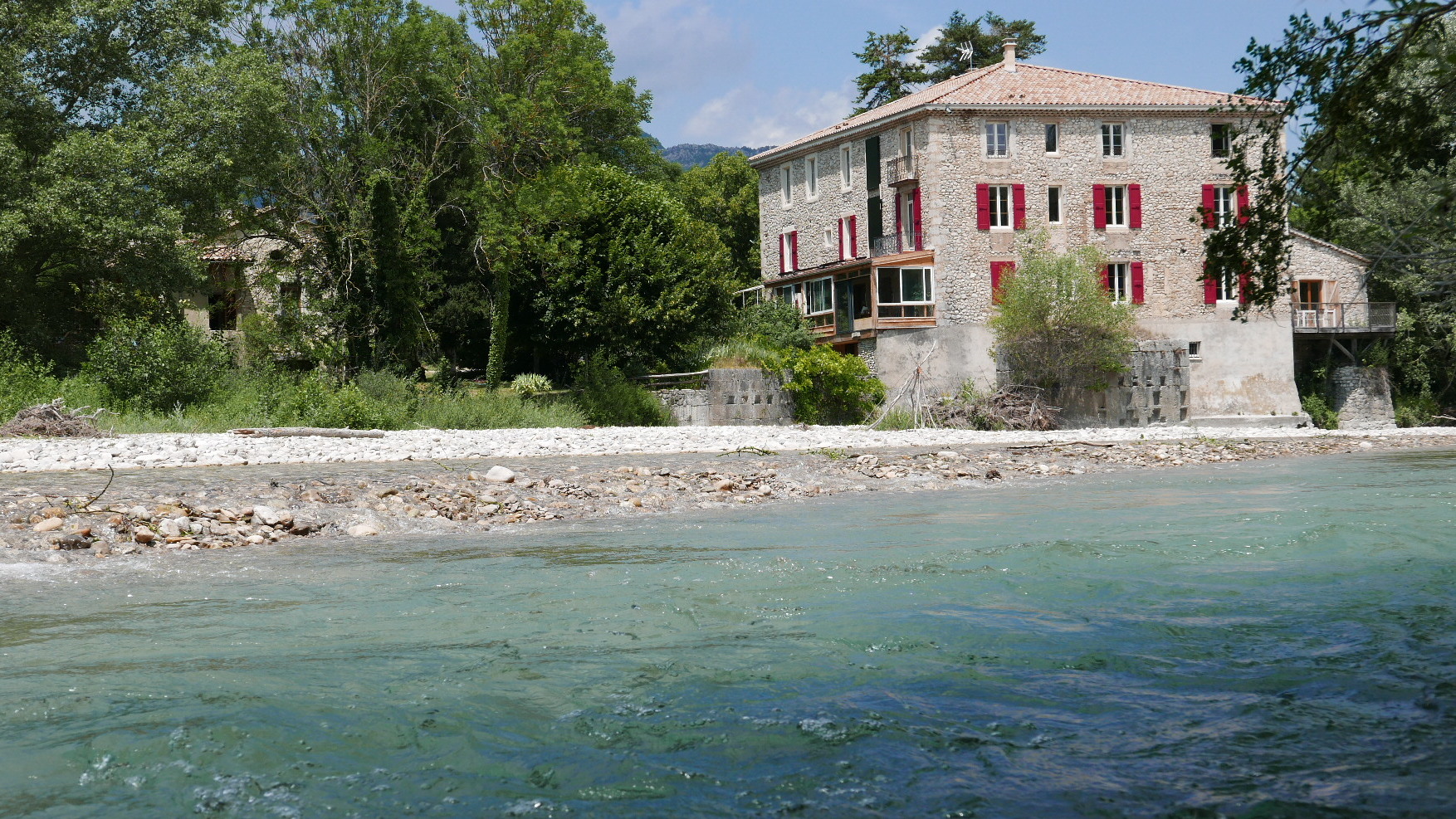 Le Moulin vu de la rivière Drôme