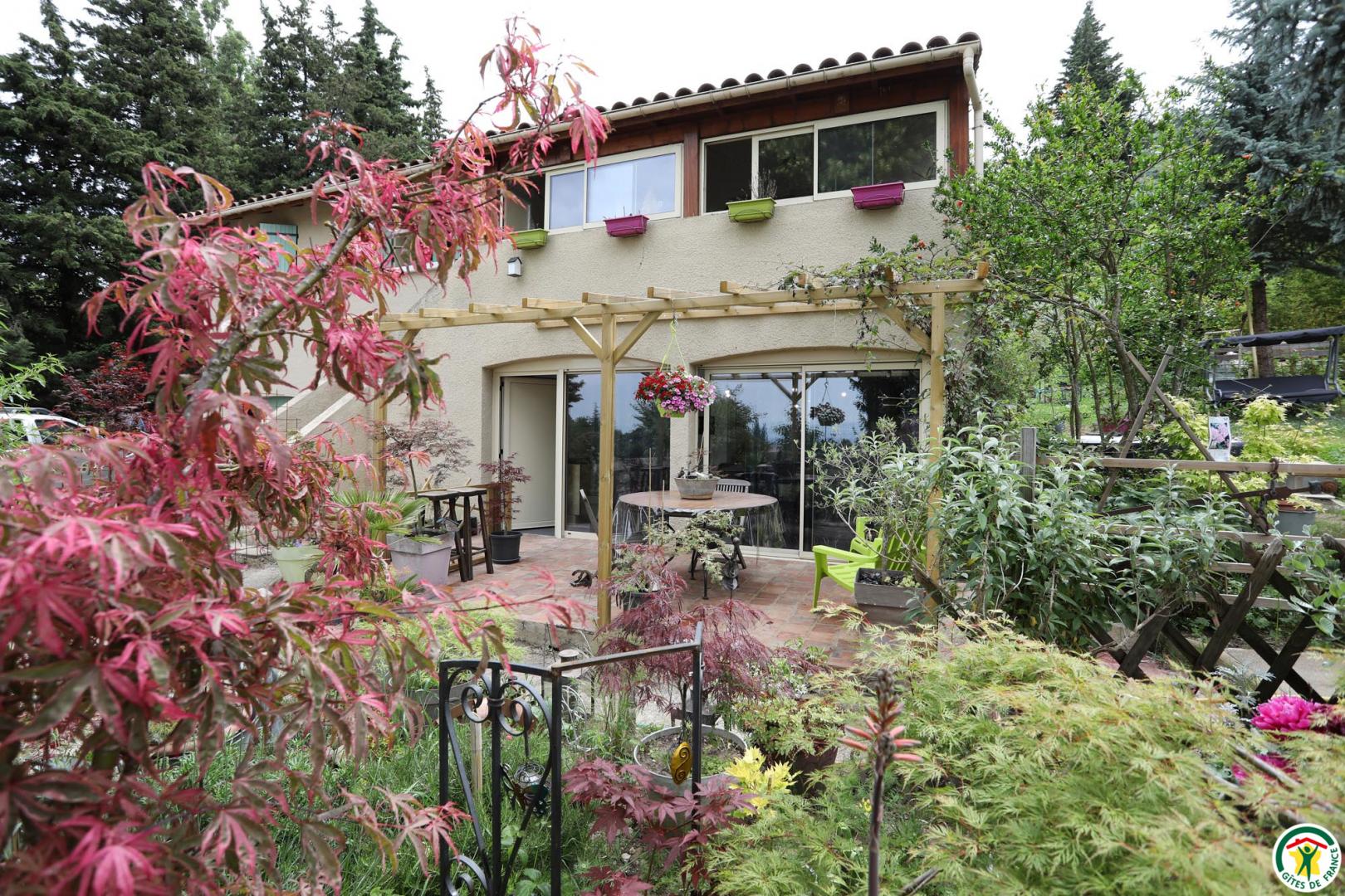 La maison avec le gîte en rez-de-jardin