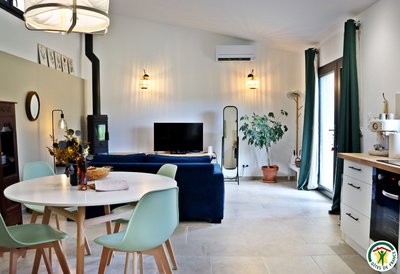 pièce à vivre composée d'une cuisine équipée, d'un espace repas et d'un coin salon