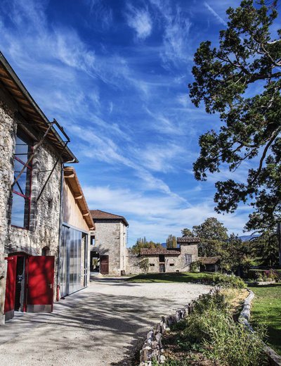 La cour de la Distillerie du Vercors