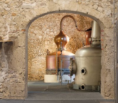 Les Alambics sous l'arche de la Distillerie du Vercors