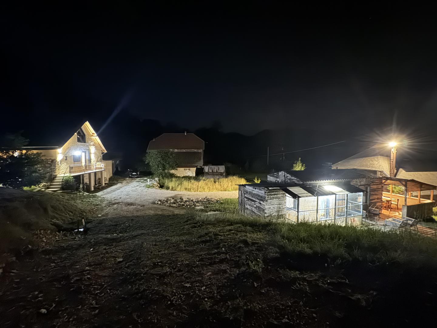 Nos deux gîtes vus de nuit