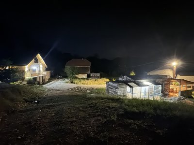 Nos deux gîtes vus de nuit