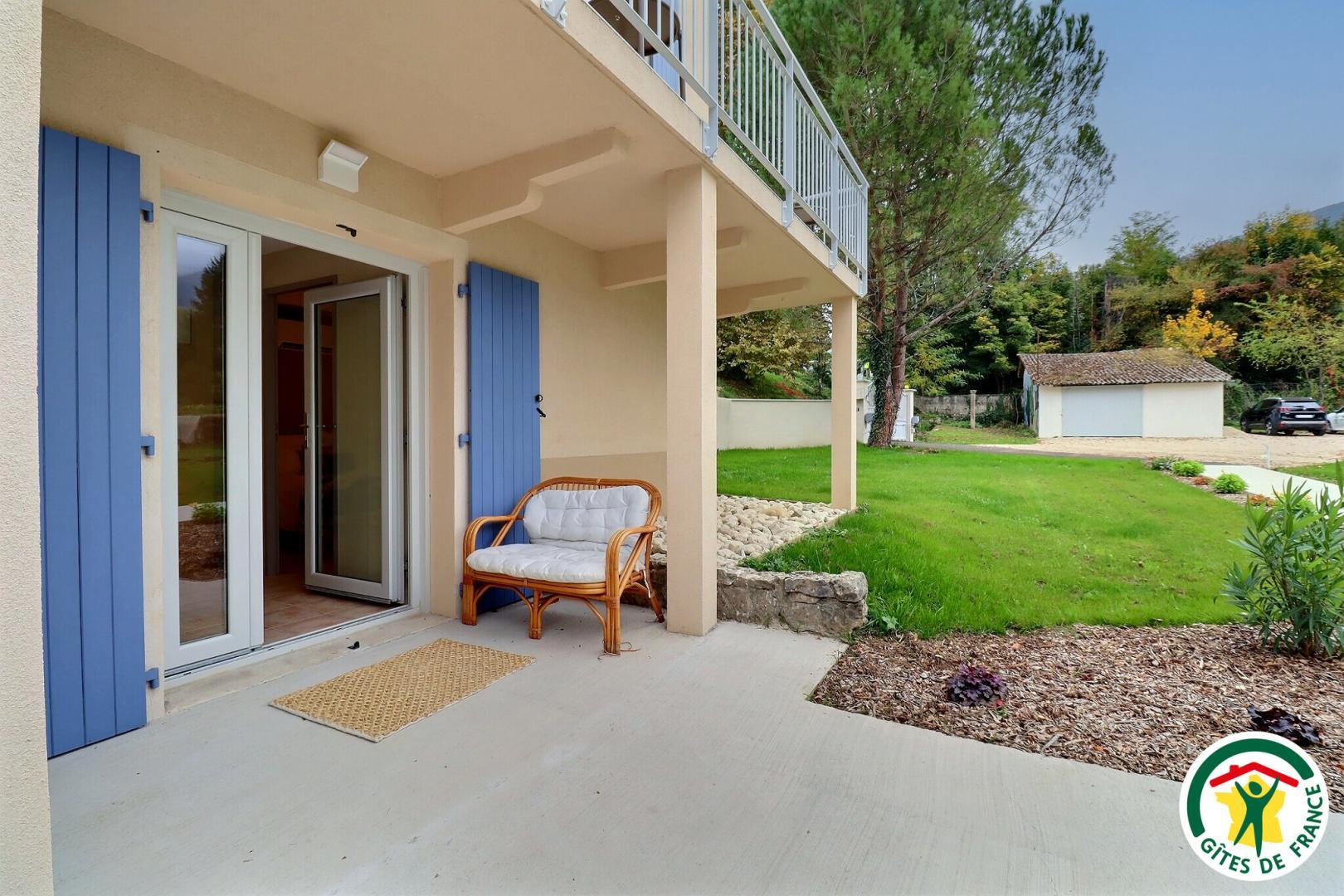 L'entrée du gîte et sa terrasse privative, partiellement abritée