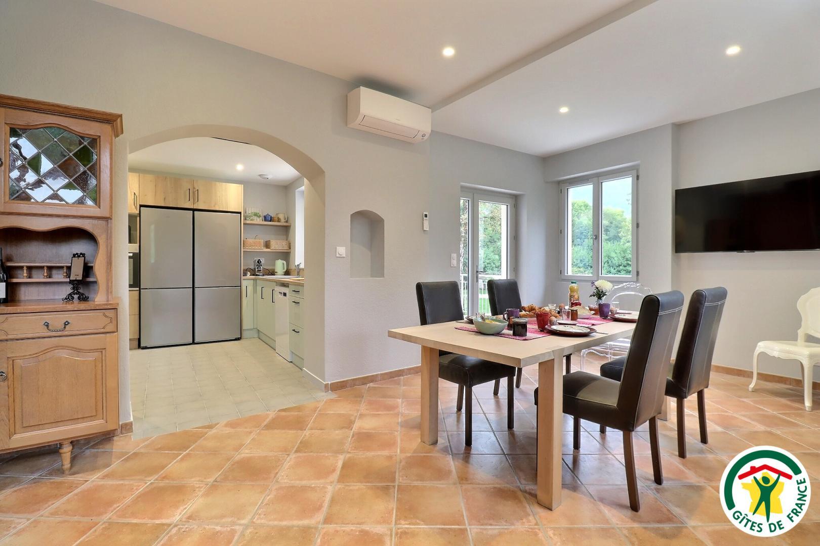 Salle à manger adaptée pour 8 couverts, accès direct à la terrasse privative au gîte