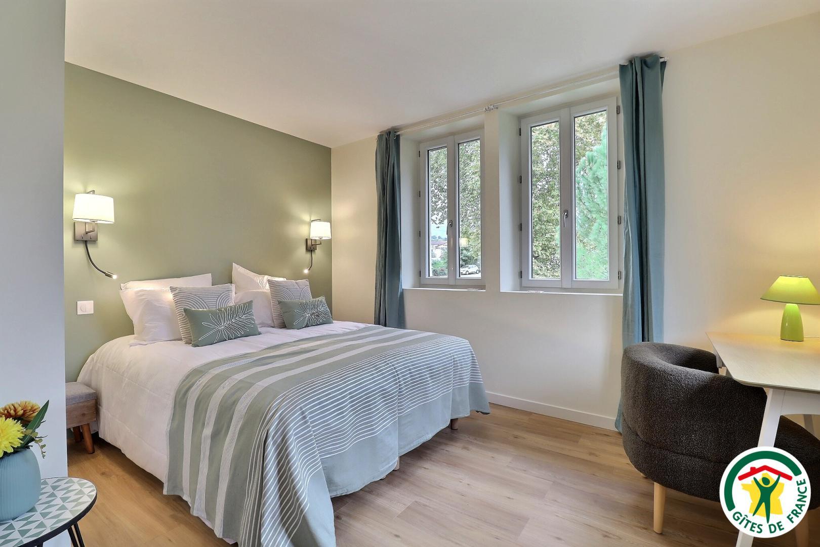 Chambre ISIS : un lit double (1x160) et un canapé convertible (1x140), salle d'eau privative et wc