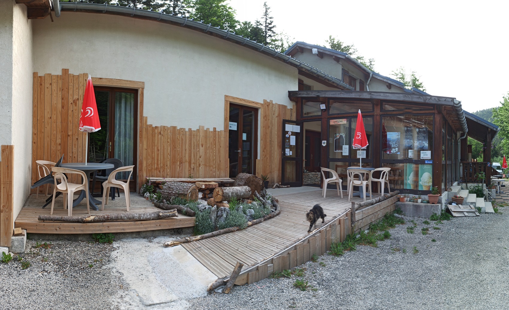 Vue de l'entrée du gîte et auberge de Carri à La Chapelle en Vercors.