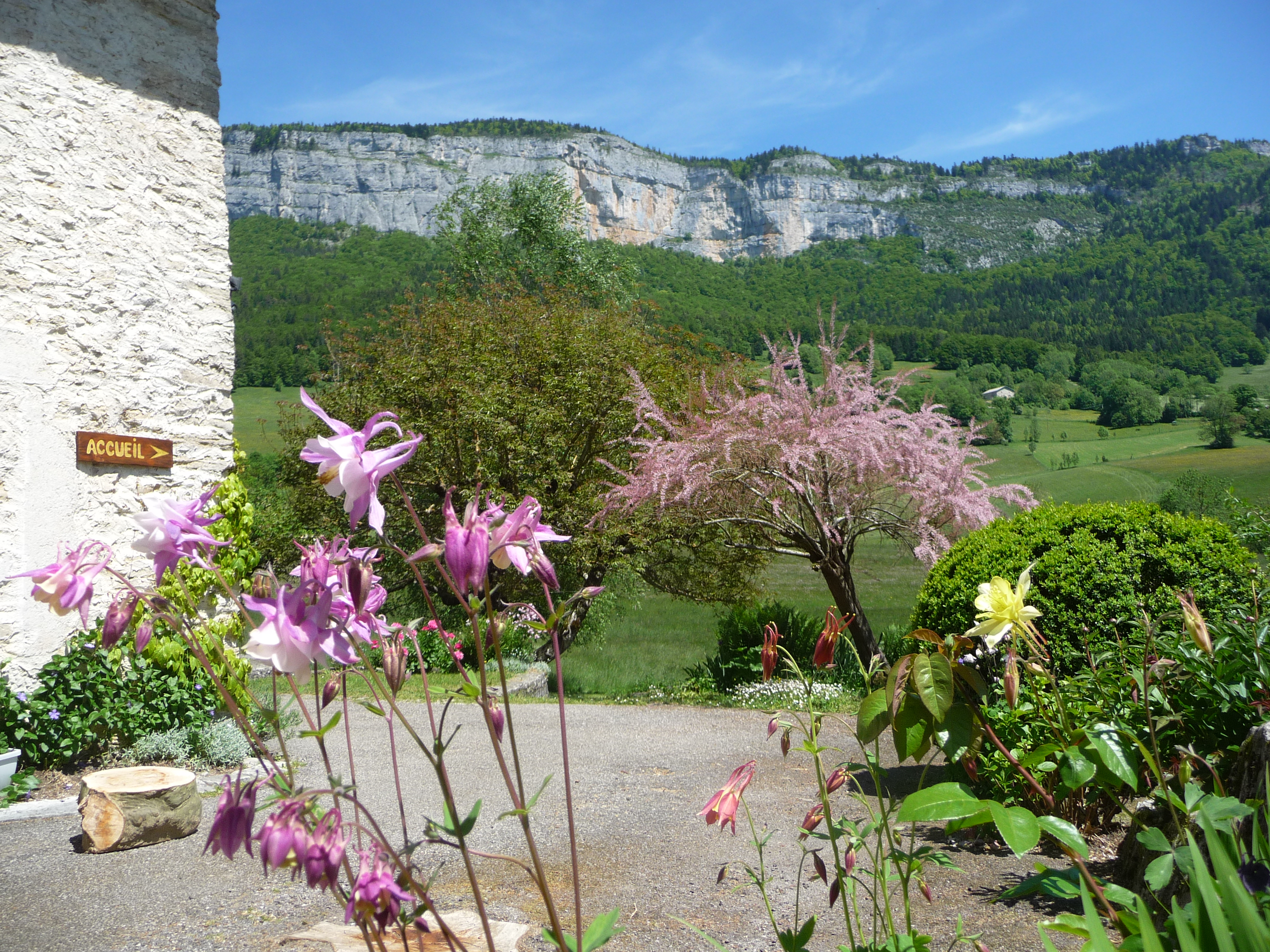 L'extérieur du gîte le Préfolet à Saint Martin en Vercors avec vue sur les falaises