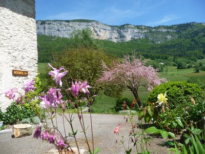 L'extérieur du gîte le Préfolet à Saint Martin en Vercors avec vue sur les falaises
