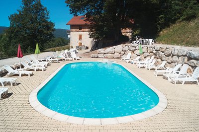 Vue piscine plein-air du gîte
