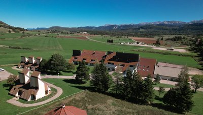 Vue aérienne du village vacances le Piroulet